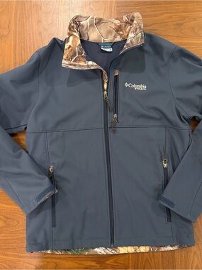 Columbia PHG Navy Softshell Jacket with Camo Trim Men’s Size Medium